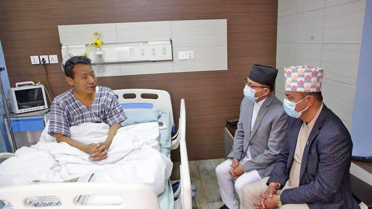 मन्त्री गिरीले वर्षमानलाई भेटेर लिए स्वास्थ्यबारे जानकारी
